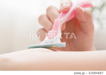 腕のムダ毛を剃る女性 32094897