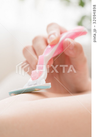 腕のムダ毛を剃る女性 32094898