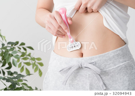 ウェストのムダ毛を剃る女性 ウェストのムダ毛を剃る女性 32094943