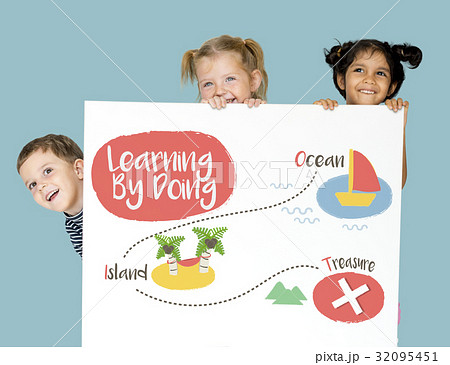 Kids playing treasure hunt graphic Kids playing treasure hunt graphic 32095451