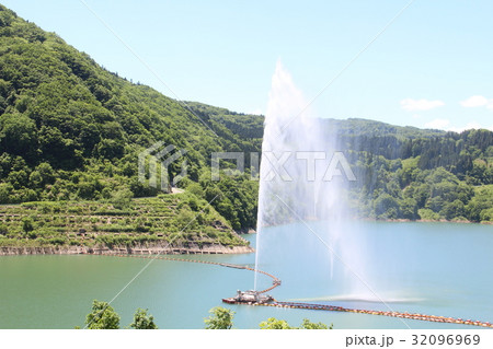 月山湖大噴水の写真素材