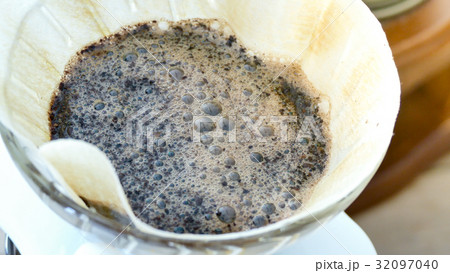 Brewing coffee with hot water 32097040