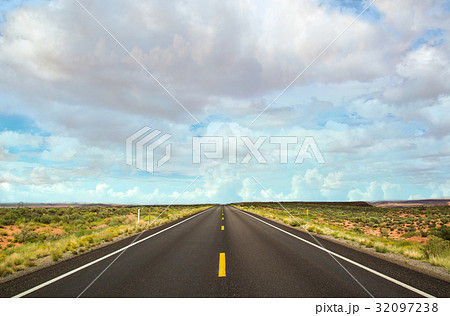 まっすぐな道から地平線 イメージの写真素材