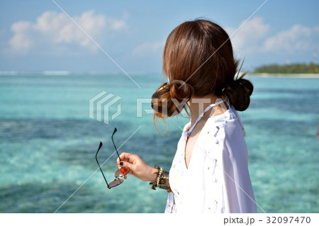 girl in the sea 32097470