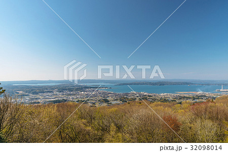 能登七尾湾と七尾市の風景 能登七尾湾と七尾市の風景 32098014