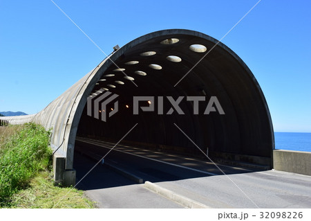海岸道路のシェルター 海岸道路のシェルター 32098226