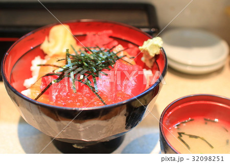 築地場内 食堂の海鮮丼 築地場内 食堂の海鮮丼 32098251