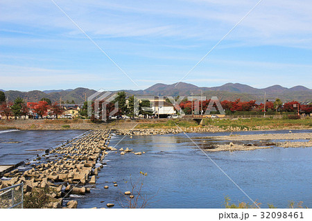 Katsura River in front of Arashiyama Mountain  32098461