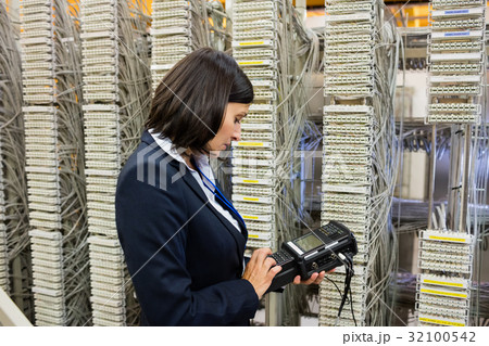 Technician using digital cable analyzer 32100542