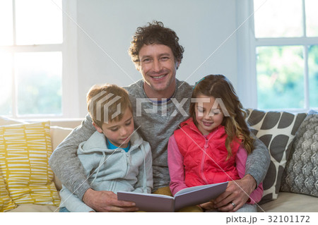 Family reading a book 32101172