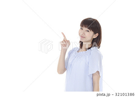 指さしポーズの女性 32101386