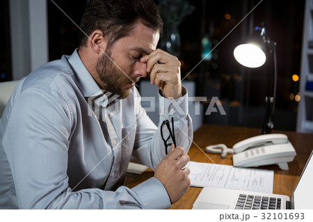 Frustrated businessman sitting in office 32101693