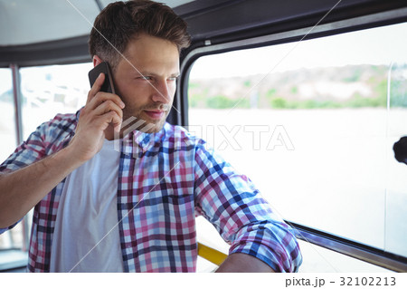 Handsome man talking on mobile phone 32102213