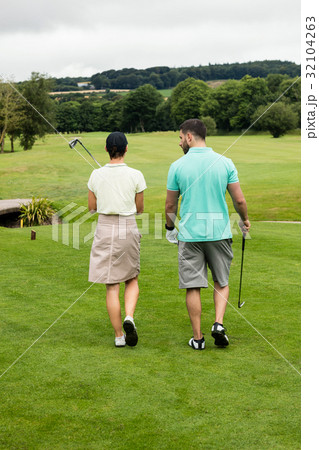 Couple walking on a golf course 32104263