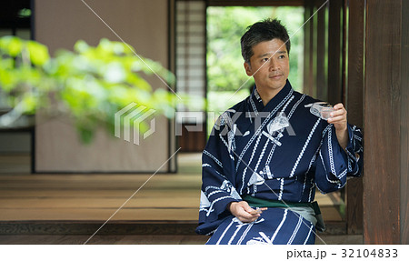 浴衣 冷酒 和室 日本酒 夏 縁側 イメージ 32104833
