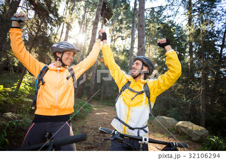 Biker couple with mountain bike in countryside 32106294