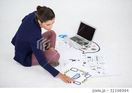Businesswoman using a laptop 32106984