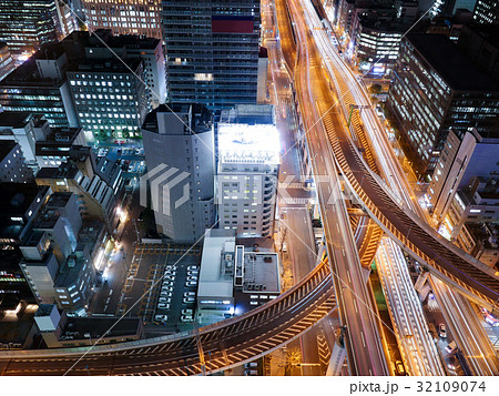大阪夜景 サンセットから夜、輝く都市高速の車の流れ 大阪夜景 サンセットから夜、輝く都市高速の車の流れ 32109074