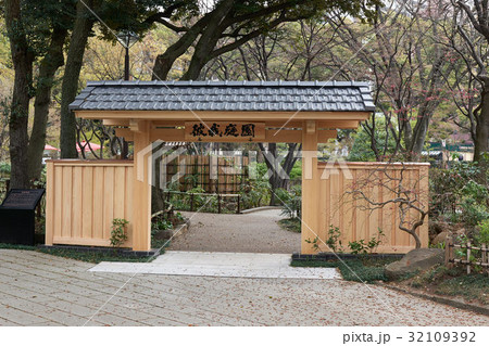 横浜公園内に新設された日本庭園 32109392