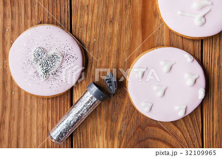 Gingerbread with icing and powder, food process 32109965