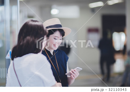 女子旅　空港 32110343