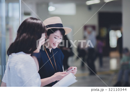 女子旅　空港 32110344
