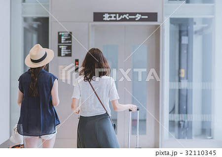 女子旅　空港 32110345