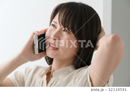 電話をする若い女性、ネガティブ 電話をする若い女性、ネガティブ 32110591
