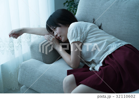 不安を抱える若い女性 32110602