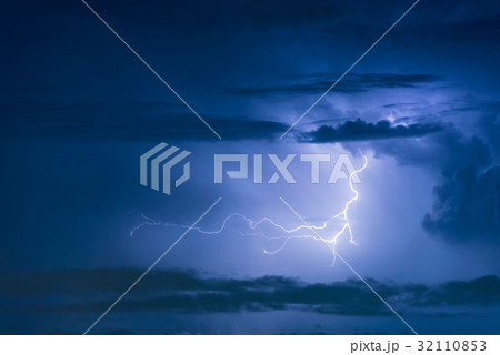 Thunder storm lightning strike on the dark sky Thunder storm lightning strike on the dark sky 32110853