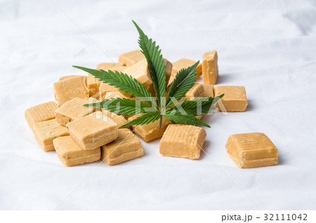 Marijuana leaf and caramel candies Marijuana leaf and caramel candies 32111042