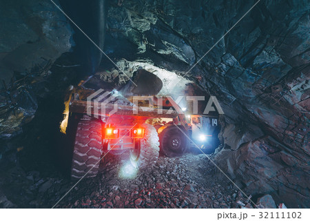 Gold mining underground 32111102