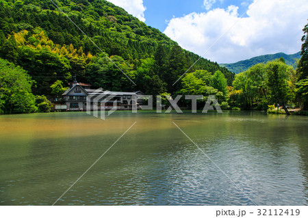 湯布院 新緑の金鱗湖 湯布院 新緑の金鱗湖 32112419
