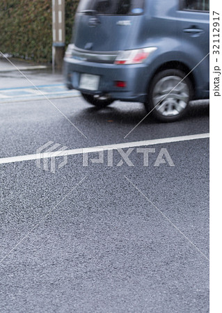 危険イメージ_雨の日運転 32112917