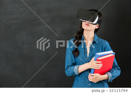 woman student question thinking with VR headset woman student question thinking with VR headset 32115704