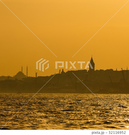 Istanbul beautiful silhouette on the bosphorus 32116952