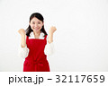 両手でガッツポーズする女性 32117659