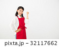 ガッツポーズする女性 32117662