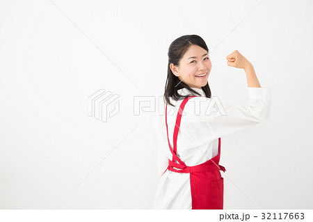 ガッツポーズする女性 32117663