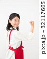 ガッツポーズする女性 32117665