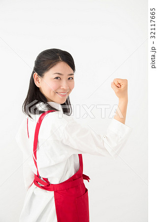 ガッツポーズする女性 32117665