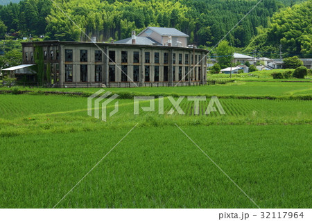 水田の緑と豊後森機関庫 32117964