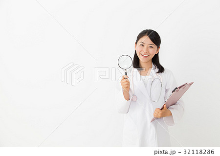 虫眼鏡を持つ医師 32118286