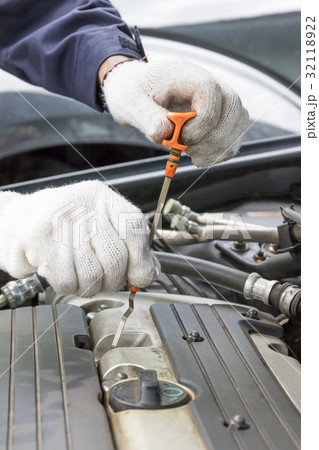Auto mechanic check engine car 32118922