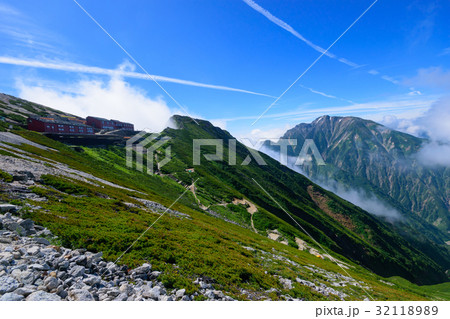 北アルプス 五竜岳と唐松岳頂上山荘の写真素材 3211