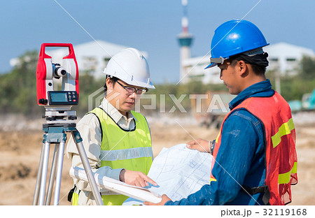 Construction engineer and foreman 32119168