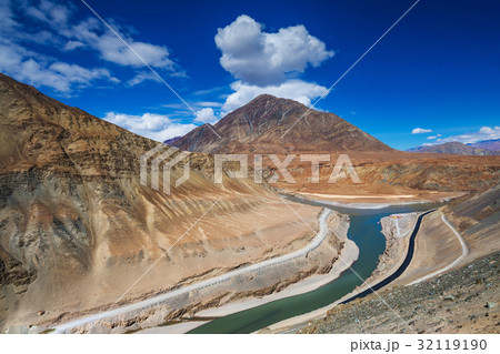 Confluence of Zanskar and Indus rivers  32119190