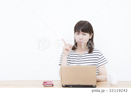 デスクワークする若い女性　 32119242
