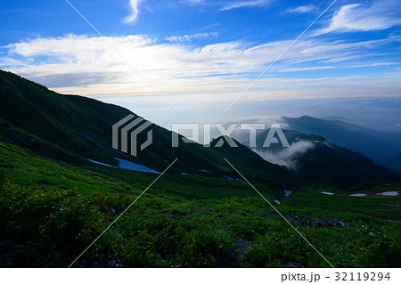 真夏の北アルプス 唐松岳~五竜岳稜線の眺め 真夏の北アルプス 唐松岳~五竜岳稜線の眺め 32119294