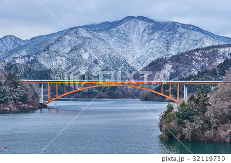 冬の宮ヶ瀬湖と虹の大橋の写真素材